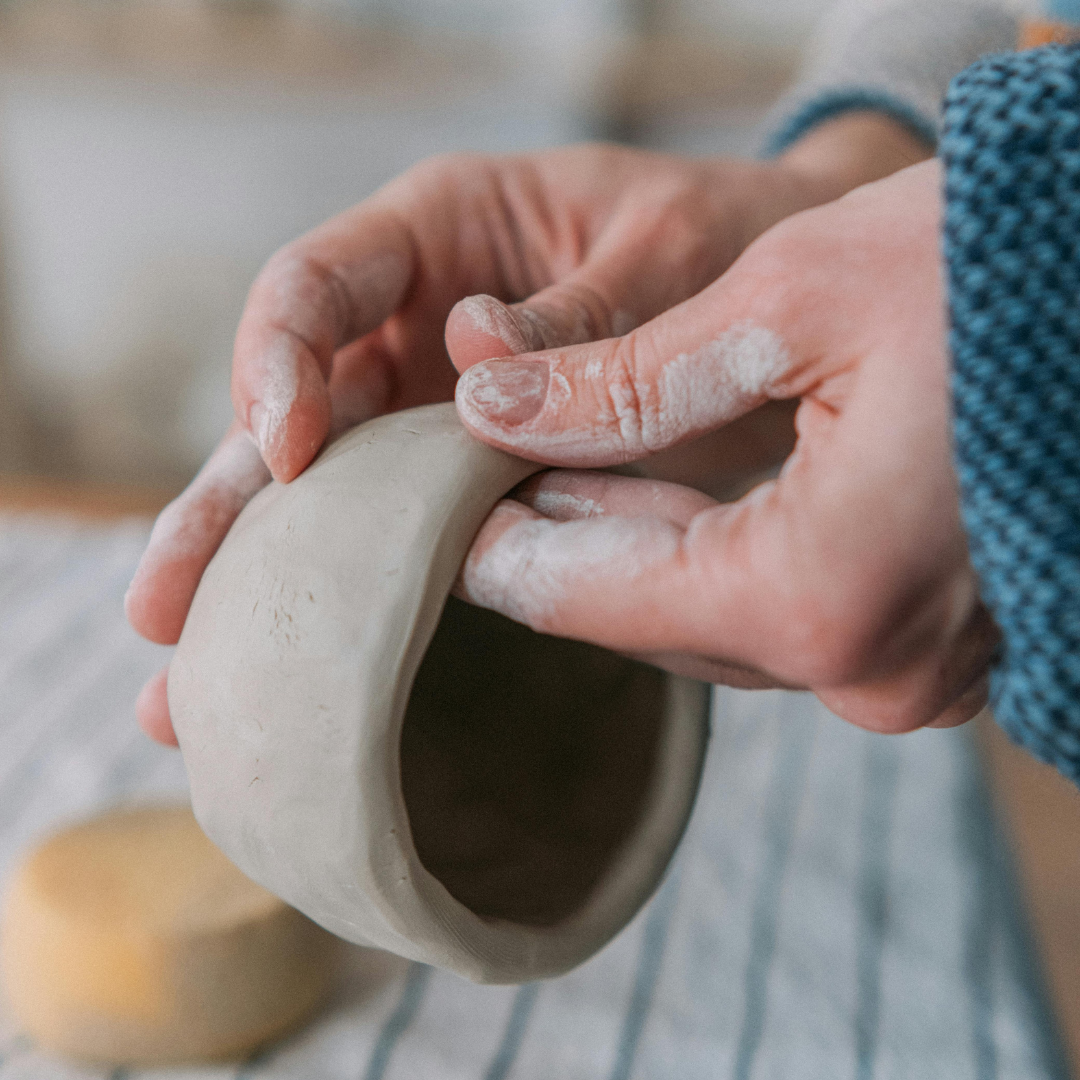 Pot pincé et autre techniques de façonnage en pratique autonome.