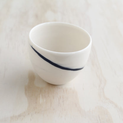 Petite tasse sans anse fait main • Collection Tourbillon